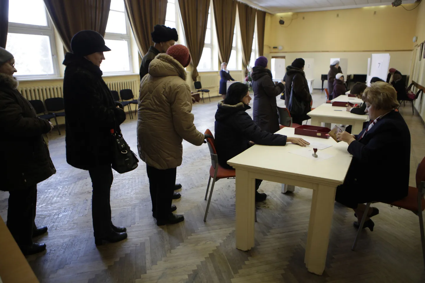 Lätlased talvisel teise riigikeele referendumil.