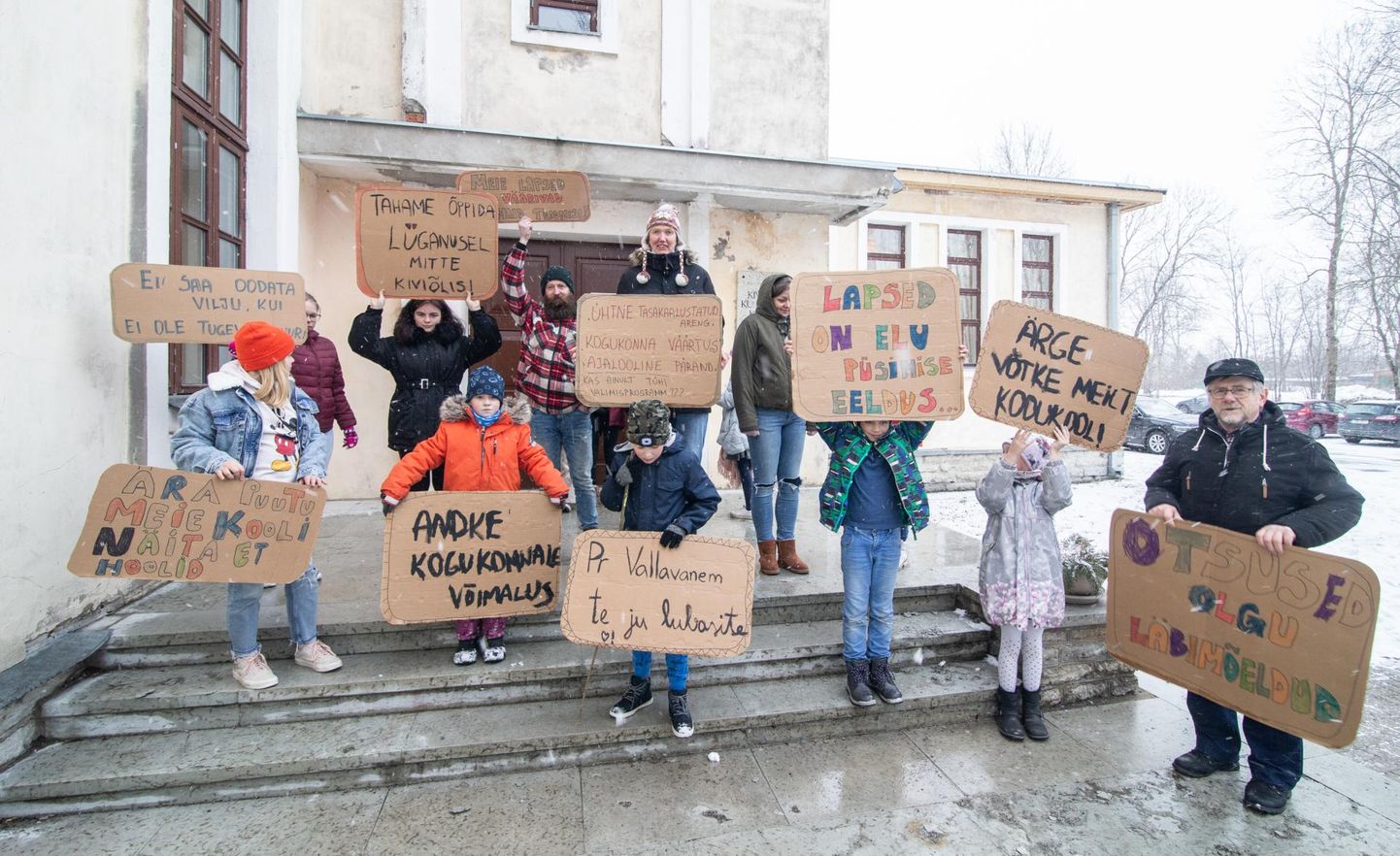 Пикет учителей в поддержку школы Люганузе состоялся 30 марта.
