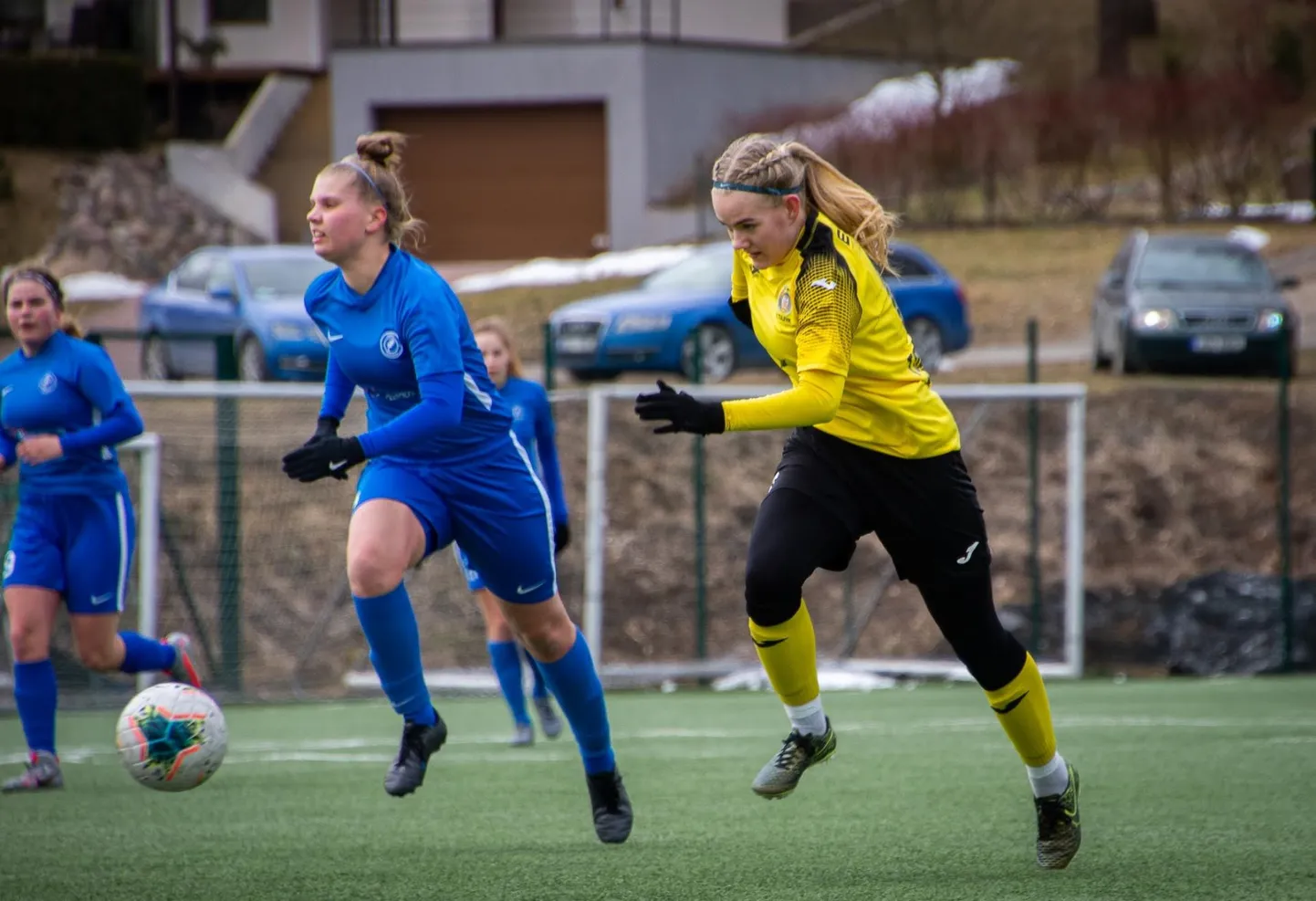 Viljandi Tuleviku ja Suure-Jaani Unitedi ühendnaiskonnale algab kolmas meistriliiga hooaeg homme, kui ta võõrustab kodumurul Tallinna Kalevit. Fotol on hooajaks ettevalmistaval taliturniiril kahel korral väravat sahistanud Teisi Toomsalu (paremal).