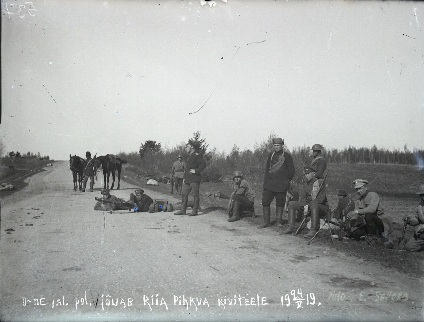 2. jalaväepolgu 5. roodu sõdurid pärast jõudmist Riia-Pihkva kiviteele. Käsi puusas seisab roodu vanemohvitser alamleitnant Aleksander Parts. Pilt on tehtud Vabadussõja ajal 24. mail 1919.

foto: Eduard Selleke / Rahvusarhiivi Filmiarhiiv