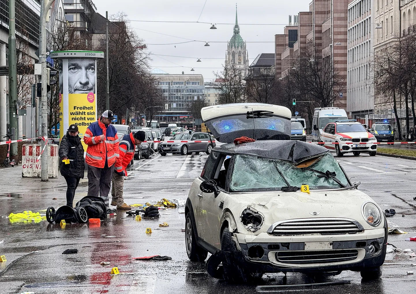 Auto, millega rammiti eile Münchenis ametiühingu Ver.di meeleavaldust.