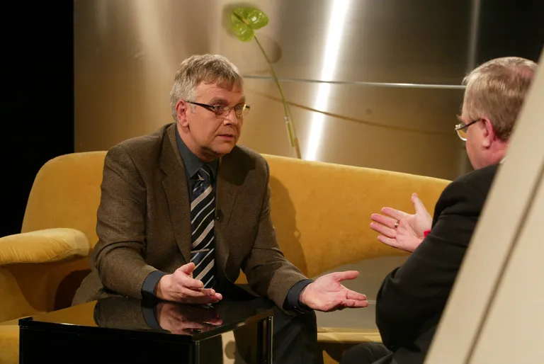 Urmas Ott saates «Valitud meeleolud». Seljaga intervjueeritav Edgar Savisaar