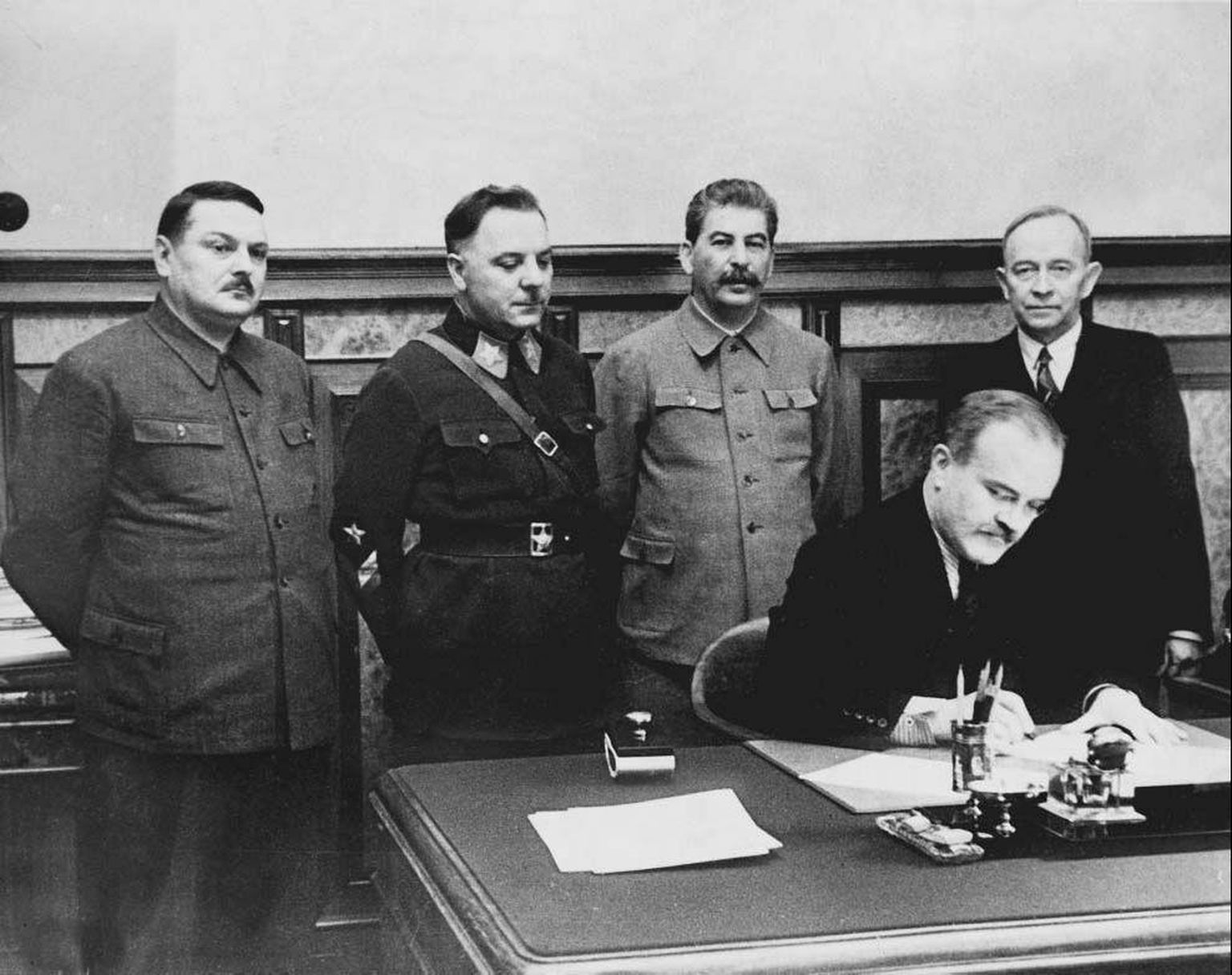 Nõukogude Liit asutas Talvesõja teisel päeval Soome kommunistidest koosneva nn Terijoe valitsuse. Talvesõja kolmandal päeval, 2. detsembril 1939 kirjutati Moskvas selle valitsusega alla sõpruse ja vastastikuse abistamise leping. Vasakult paremale: Andrei Ždanov, Kliment Vorošilov, Jossif Stalin, Vjatšeslav Molotov ja Terijoe valitsuse juht Otto Wille Kuusinen. 12. märtsil 1940 sõlmis Nõukogude Liit Soome seadusliku valitsusega Moskva rahulepingu.
