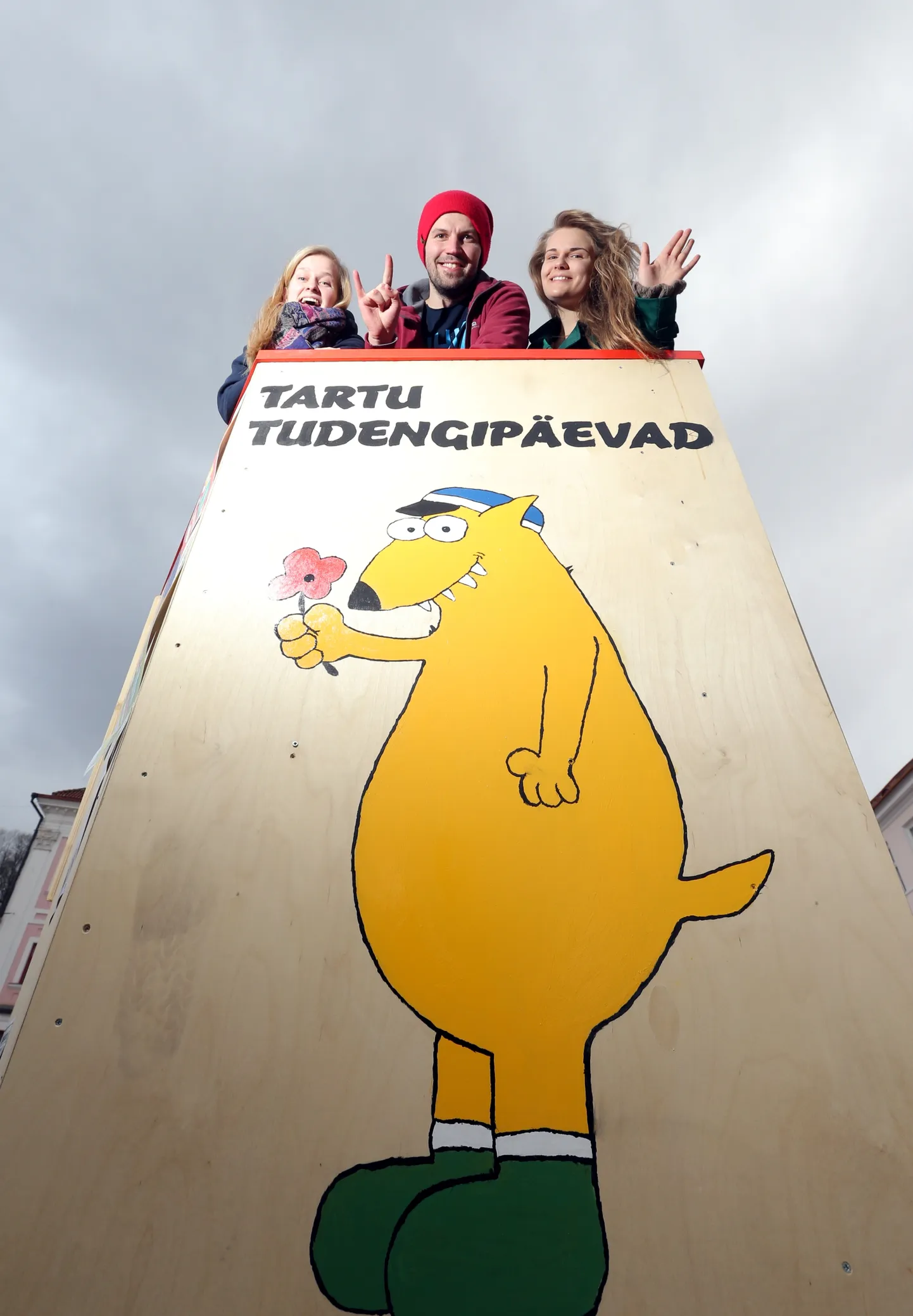 Tartu tudengite kevadpäevade ühed korraldajatest Kai Liis Lepp (vasakult), Tiit Pikk ja Evelina Nõmme lubavad inimesi igal sammul üllatada. Näiteks ilmub festivali ajal linnapilti üks must kast, mida tasub lähemalt uurida.