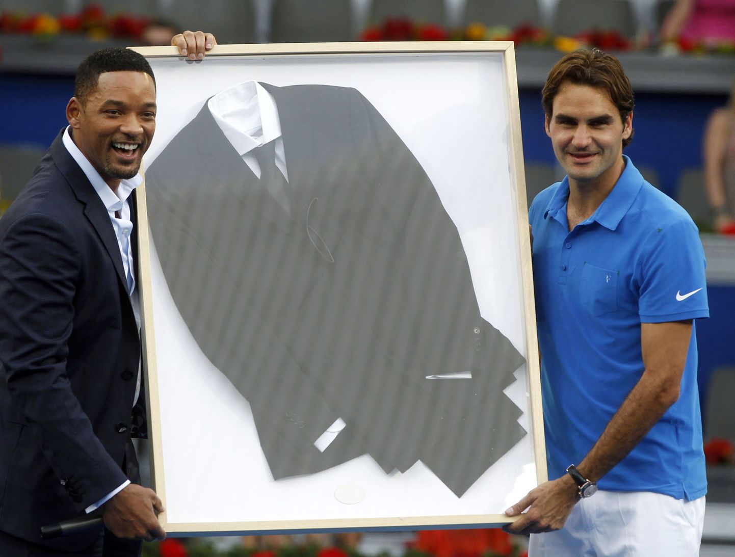 Näitleja Will Smith kinkis Roger Federerile raamituna ülikonna, mida ta kandis filmis «Mehed mustas III»