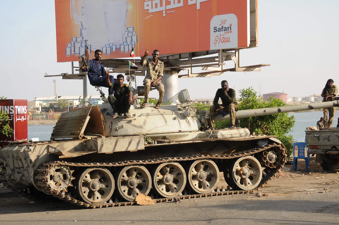 Sudaani relvajõudude juhile Abdel Fattah al-Burhanile lojaalsed võitlejad istumas tankil Port Sudanis. Foto on illustratiivne.