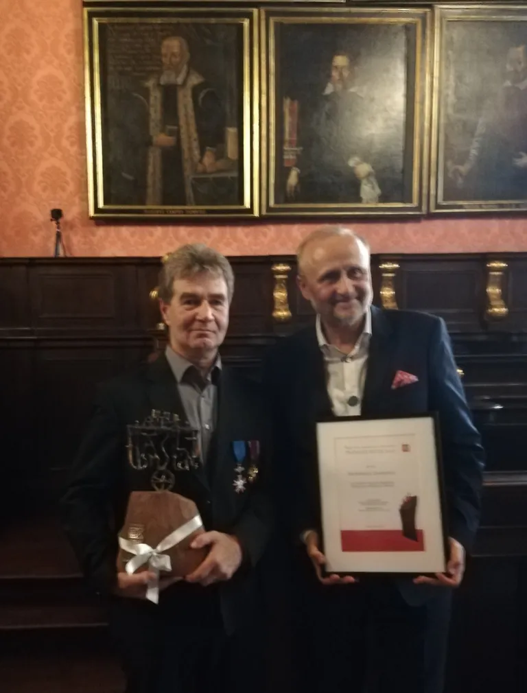 Hendrik Lindepuu koos Poola Raamatu Instituudi direktori ja Transatlantyku žürii esimehe Dariusz Jaworskiga Transatlantyku auhinna vastuvõtmisel Krakowis.