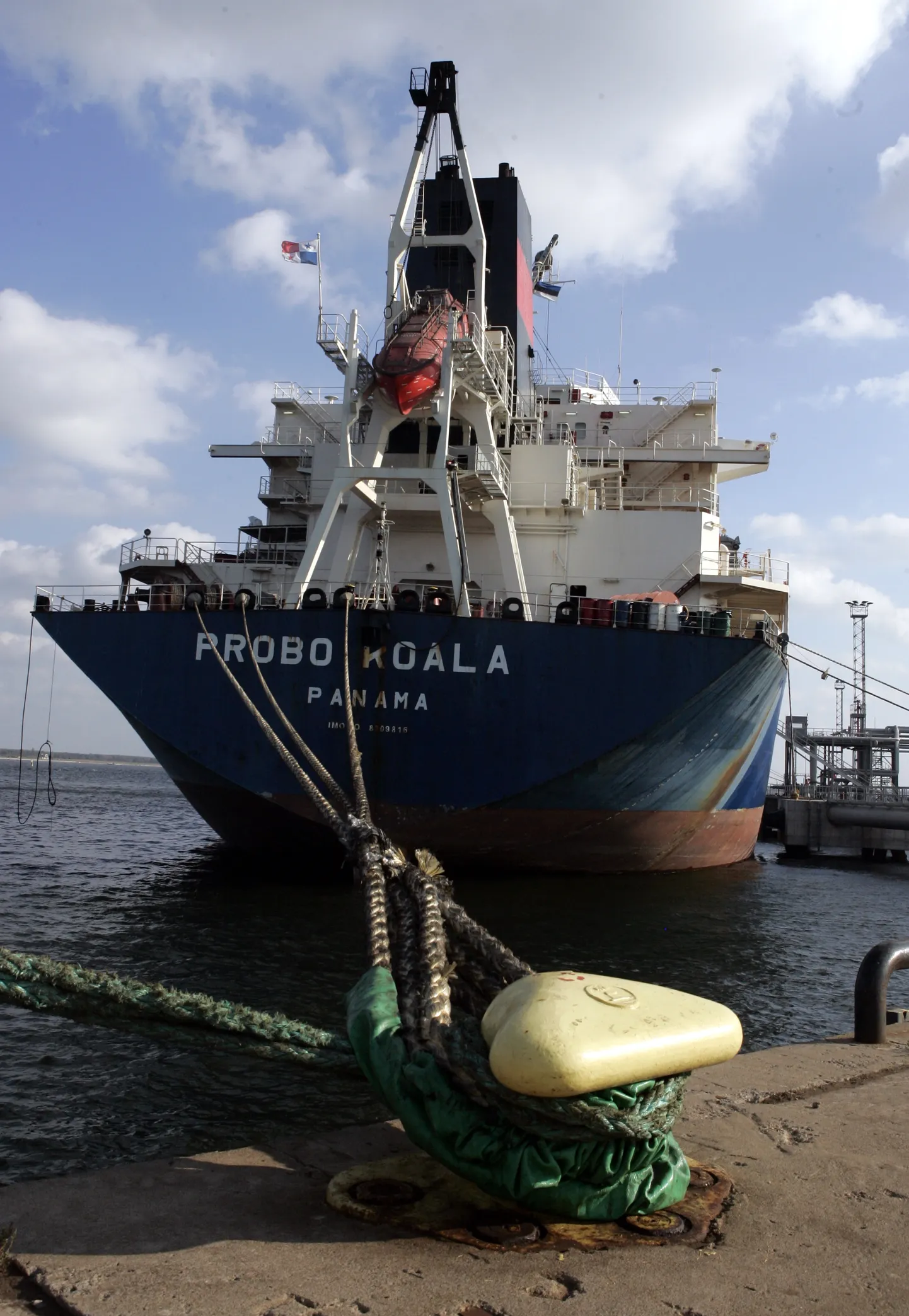 Keskkonnakaitsjate ja laevandusettevõtte Trafigura vastasseis Paldiskis 2006. aastal, kui Greenpeace takistas Elevandiluurannikule mürgiseid jäätmeid vedanud tankeri Probo Koala sadamast lahkumist. Eestis viidi tankeri mürgilast Vaivara ohtlike jäätmete kogumiskeskusse.