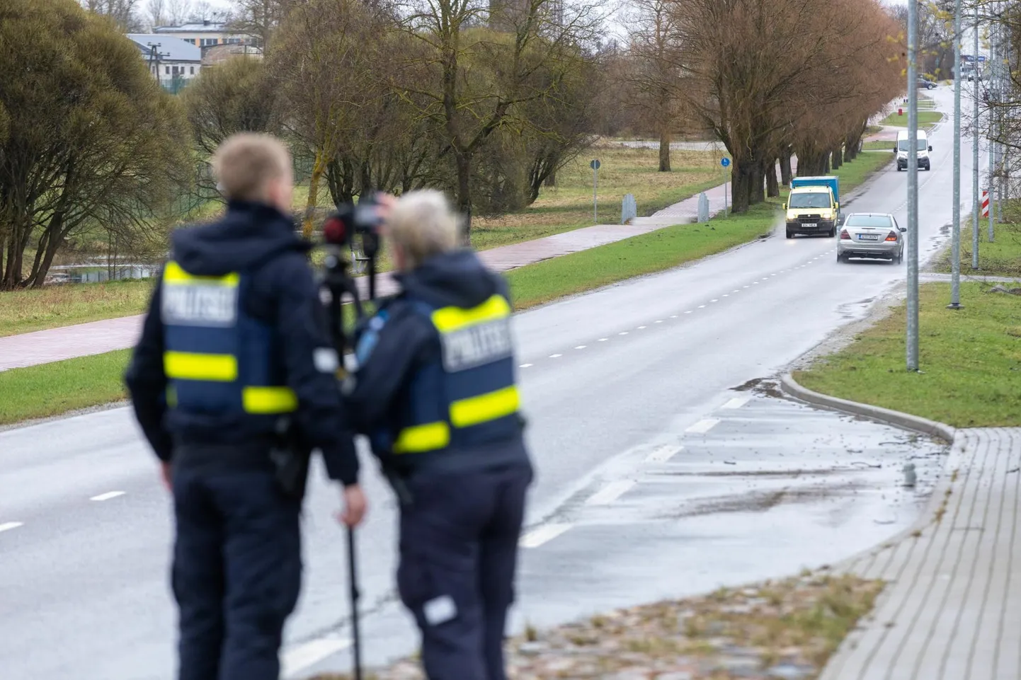 Politseinikud kiirust mõõtmas. Pilt pole kõnealuse juhtumiga seotud.