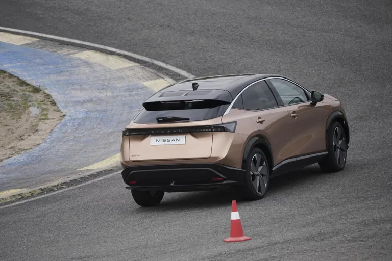 Nissan Ariyast on saadaval nii kahe- kui ka neljarattaveoga. Foto sõiduproovilt Madridi ringrajalt.