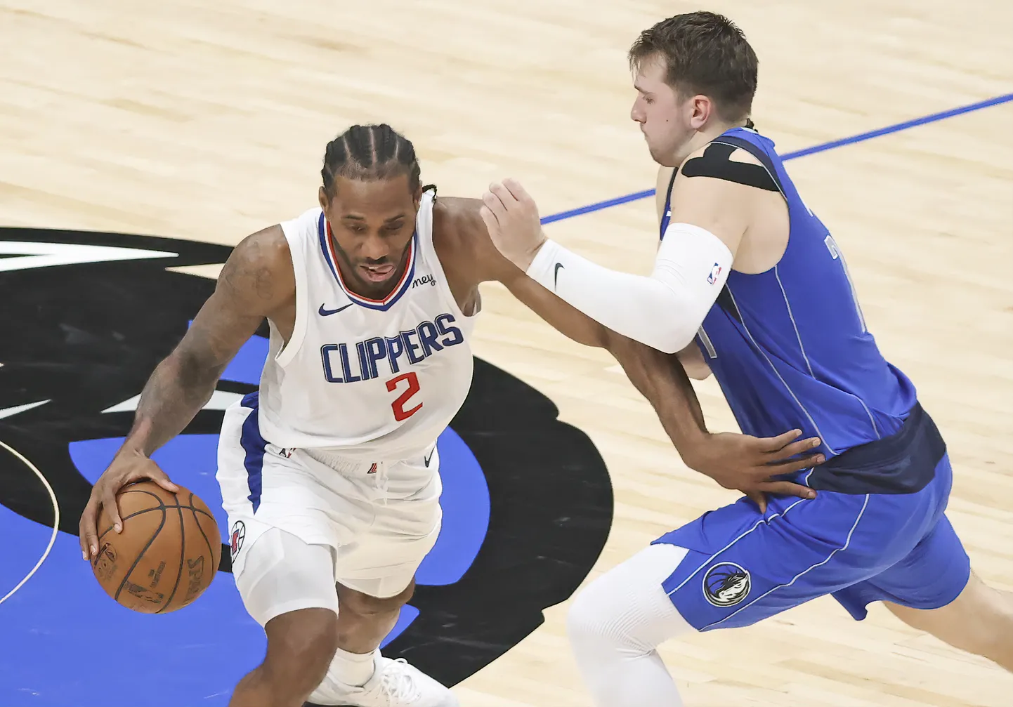Kawhi Leonard (palliga) ja Luka Doncic.