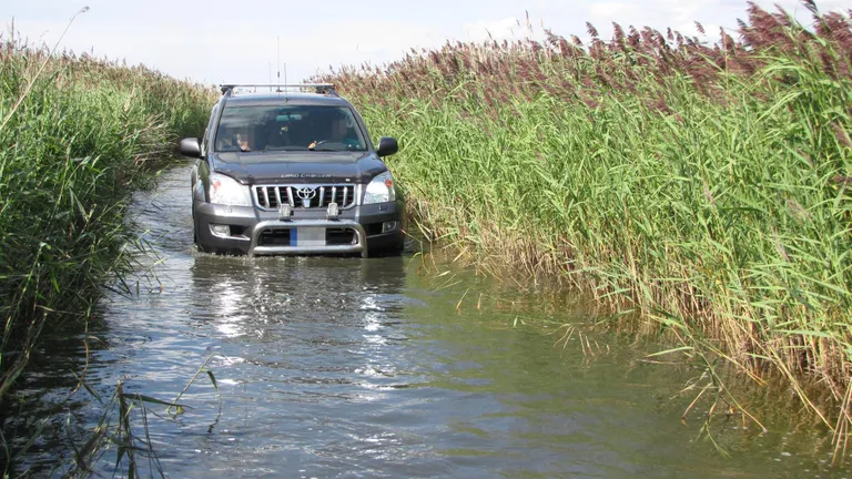 Land Cruiser enne sügavamasse vette sattumist. Foto: erakogu
