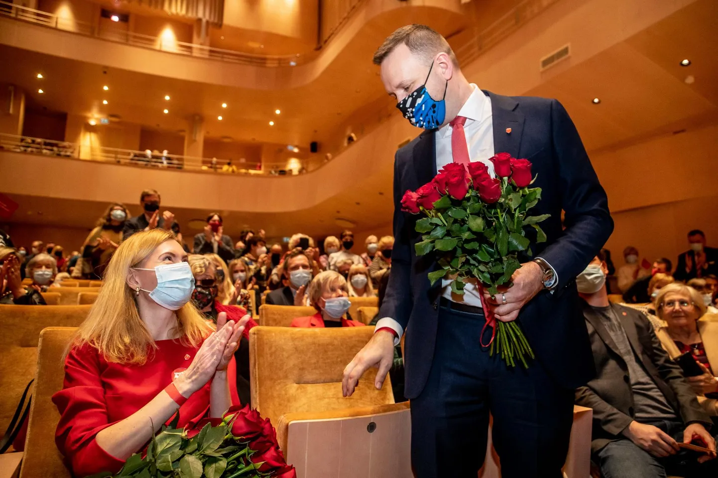 Sotsiaaldemokraatide üldkogul Eesti Muusika- ja Teatriakadeemia suures saalis. «Kulla» sai Lauri Läänemets.