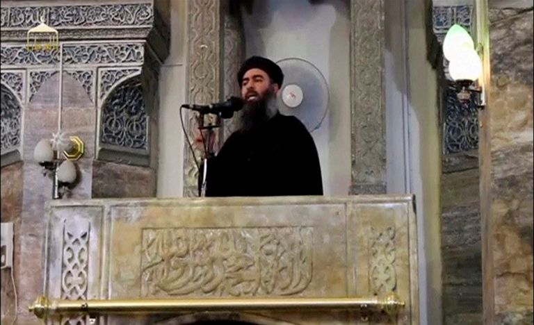 Jäädvustus Abu Bakr al-Baghdadi ainsast teadaolevast avalikust esinemisest 2014. aastal. 