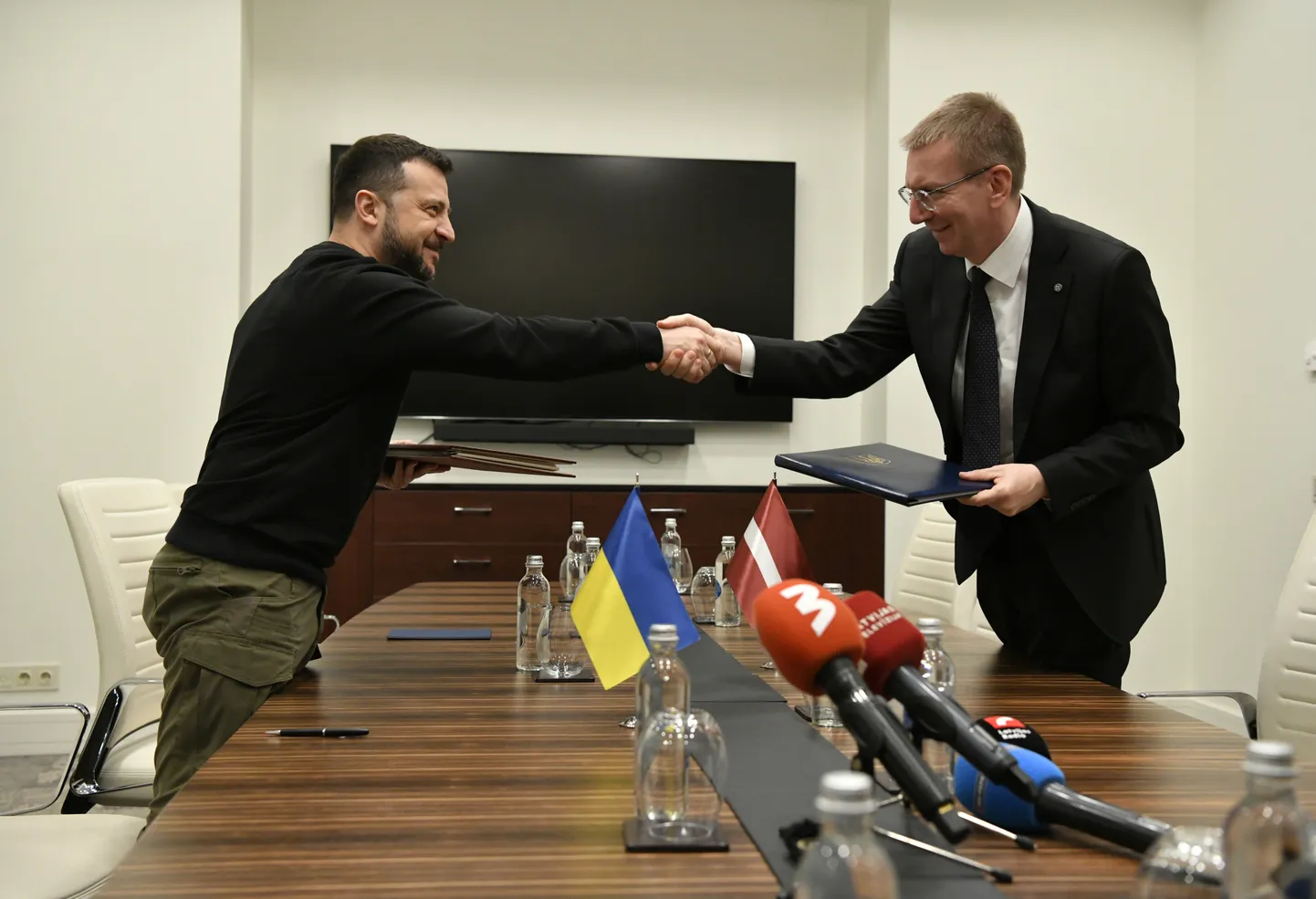 Президент Украины Владимир Зеленский и президент Латвии Эдгар Ринкевич