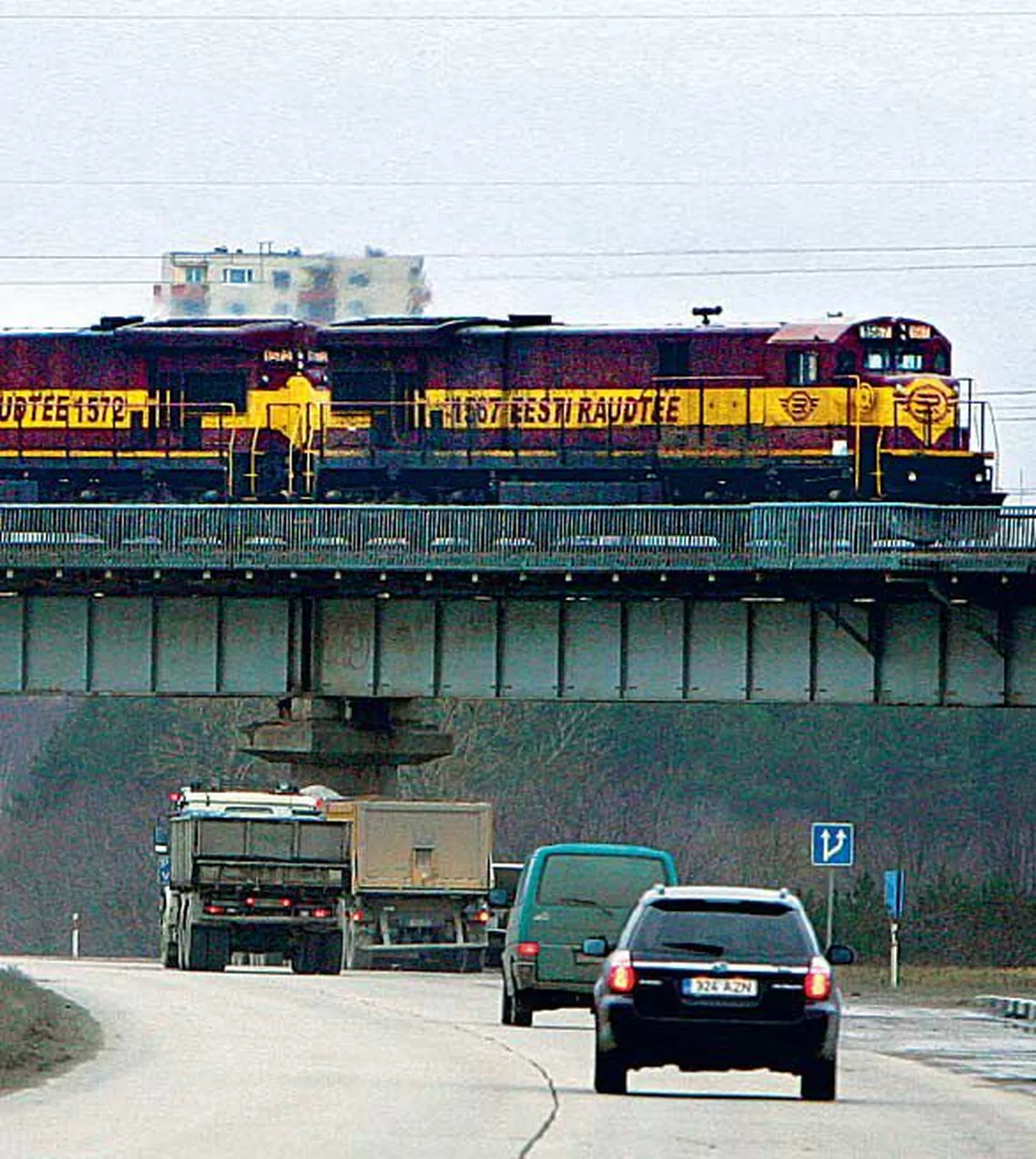 Kui USA vedurid Eestisse saabusid,   rünnati nende ostu eelkõige viidates nende raskusele, mis lõhub raudteed, ja senisest suuremale mürale, mis häirib elanikke. Nüüd      on raudtee põhisuunad tugevdatud ja mõõtmistega mürasüüdistused ümber lükatud.