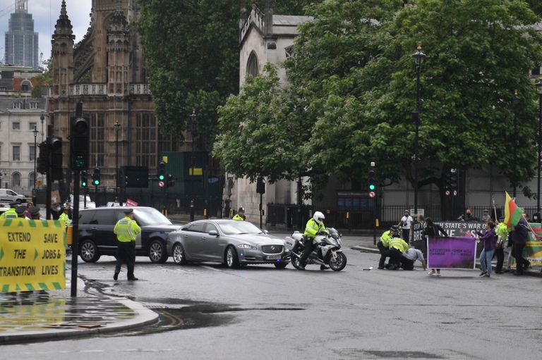 Meeleavaldaja jooksis Briti peaministri Boris Johnsoni auto ette, mille tagajärjel taga sõitnud auto põrkas Johnsoni autoga kokku.