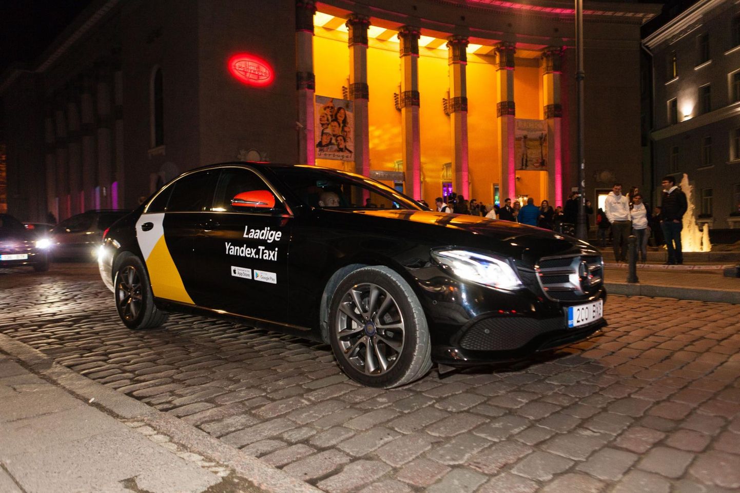 Yandexi takso masinad vuravad ringi ka Tallinna tänavatel, kuid erinevalt Leedust ei soovita Eesti võimud inimestel seda rakendust vältida.