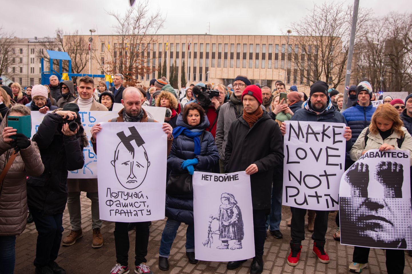 Iedzīvotāji pie Krievijas vēstniecības ēkas Rīgā protestē pret Krievijas prezidenta "vēlēšanu" rīkošanu