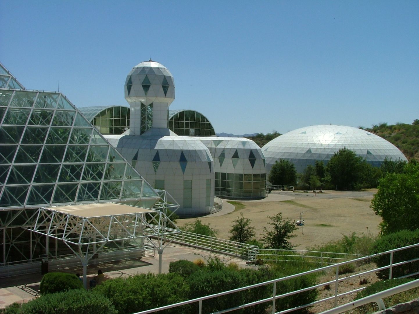 Arizona kõrbesse 1990. aastatel loodud Biosphere-2 eksperiment kukkus läbi - tehislikult loodud ökosüsteem ei taganud välise abita seal elavatele bionautidele eluks vajalikke tingimusi.