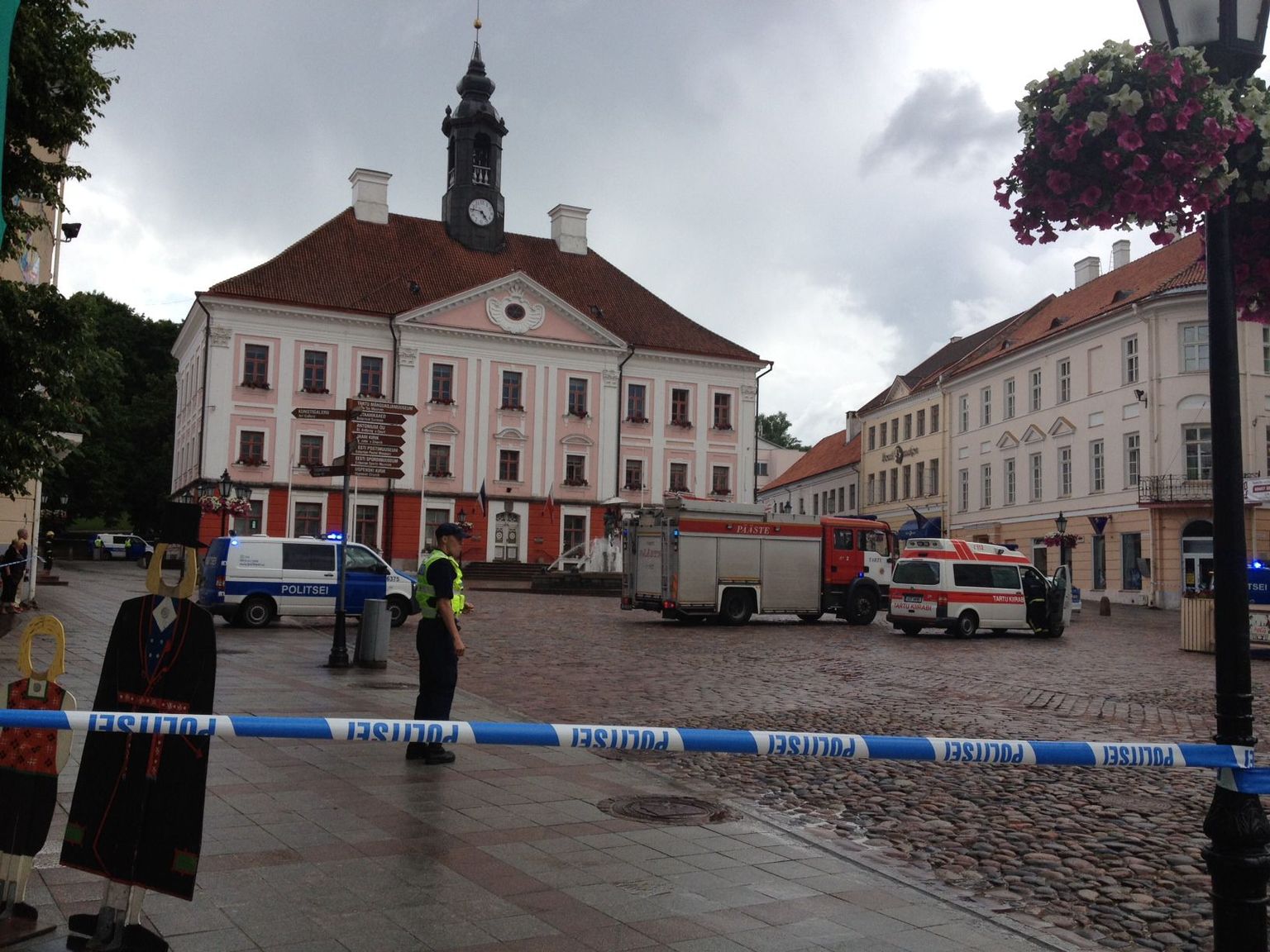 18. juunil piiras politsei sisse Tartu raekoja hoone ja suure osa raekoja platsist, sest linnavalitsuse hoonele tehti pommiähvardus.