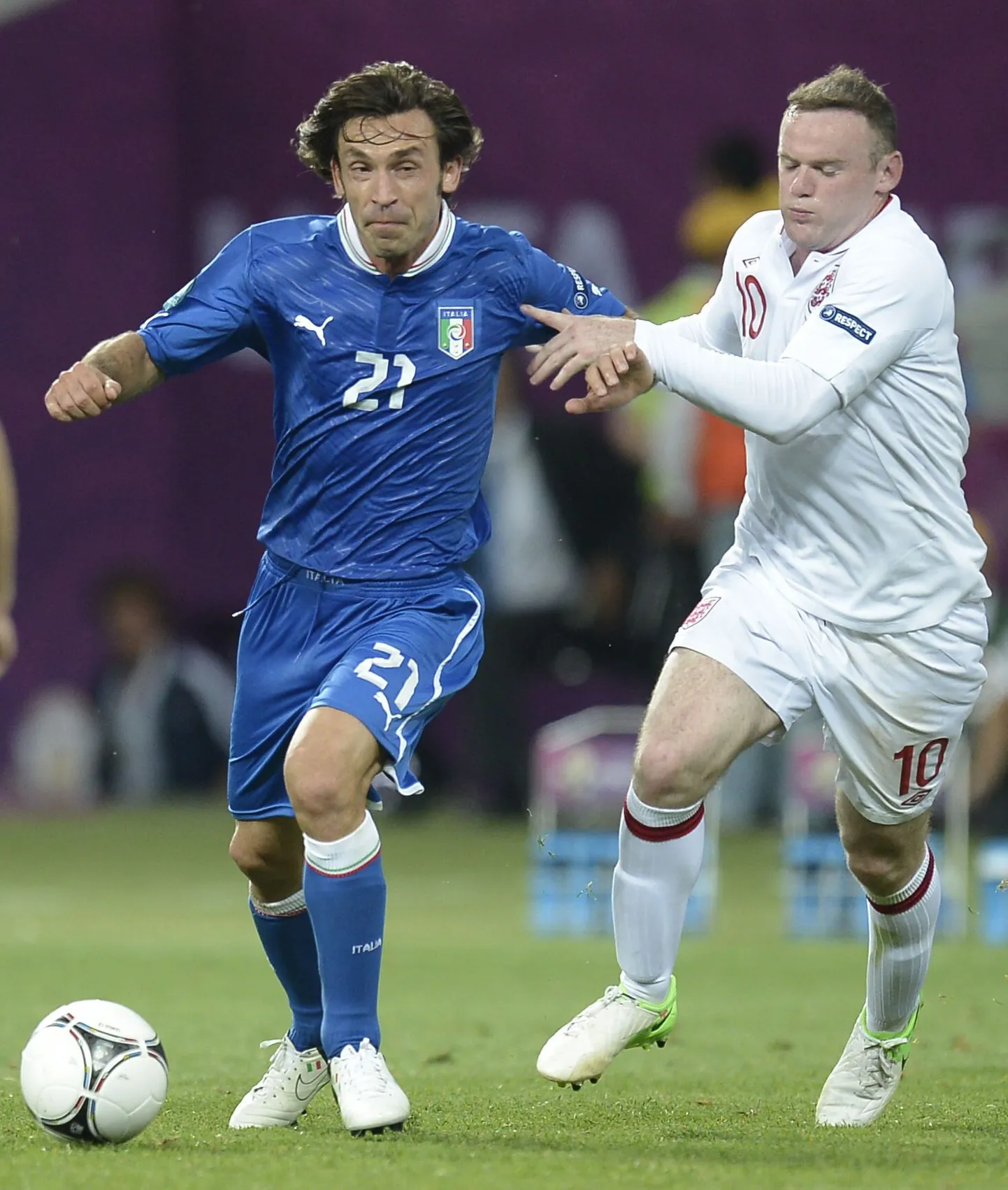 Andrea Pirlo võitluses Wayne Rooneya