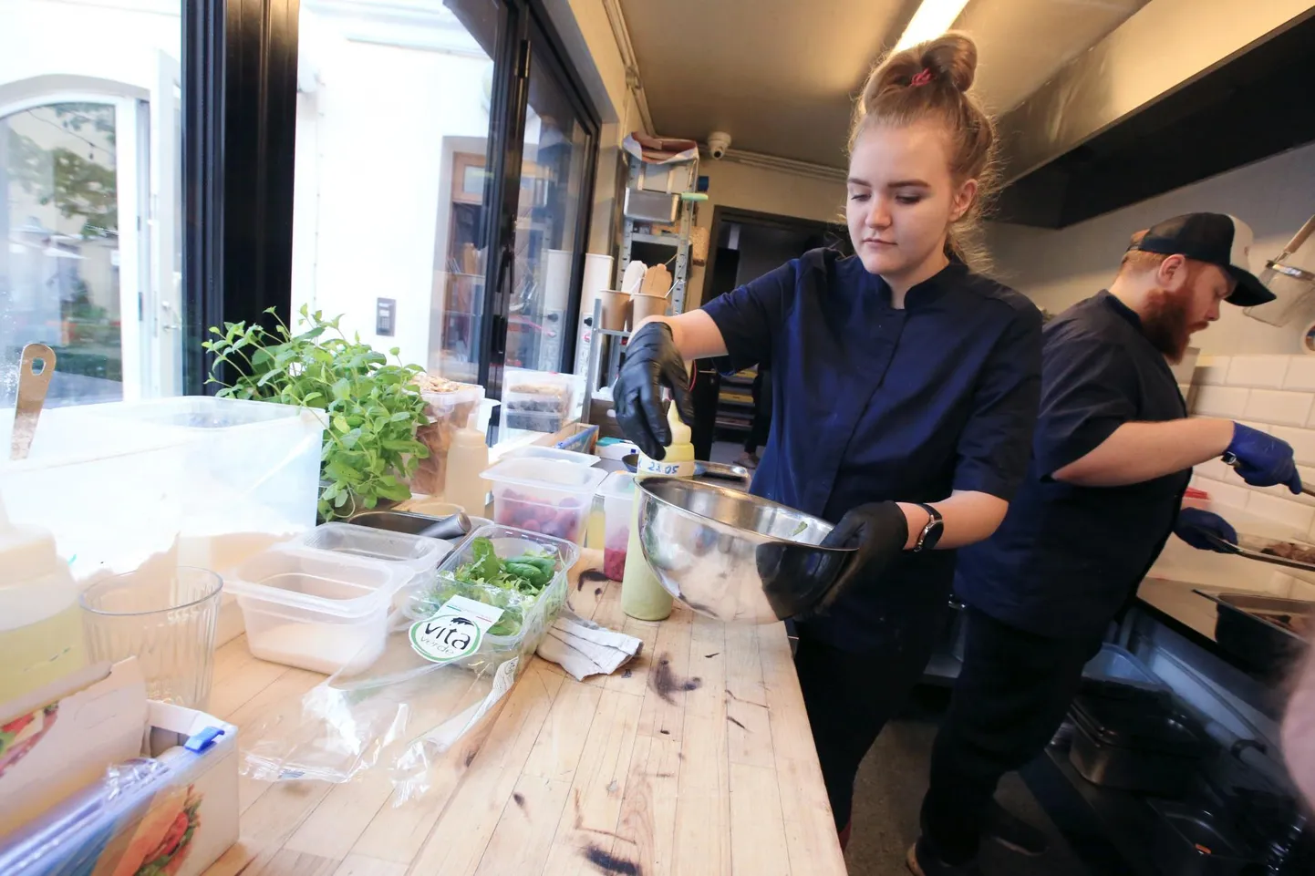 Muu hulgas leiab Pärnumaal tööd kokana.
