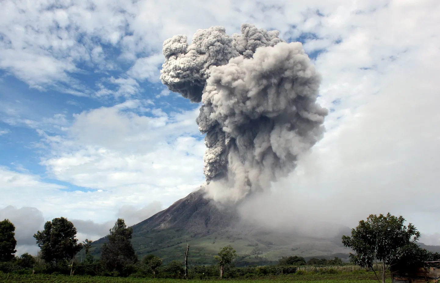 Sinabungi vulkaan purskas täna lühikese aja jooksul kaheksa korda