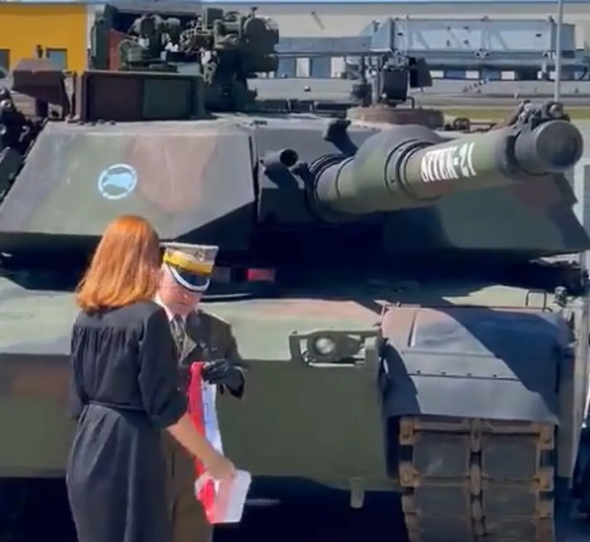 The mother of the late Polish Sergeant Mateusz Sitek, along with the commander of the 1st tank battalion, unveiled the name of the Abrams tank.