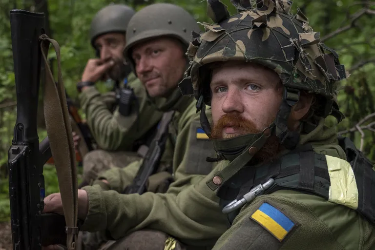Ukraina sõdurid Harkivist põhjas venelastelt tagasi vallutatud külas. Foto on tehtud 15. mail 2022