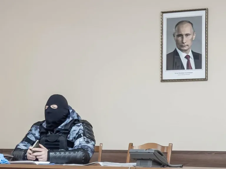 Автор фотографии, сделанной в ходе задержания на акции протеста в поддержку Алексея Навального в 2021 году, умер с ним в один день.