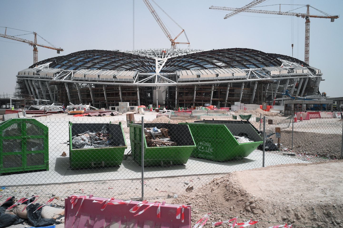 Kataris valmivad tasapisi MMiks vajalikud staadionid, plaan turniiri laiendada lendas aga prügikasti.