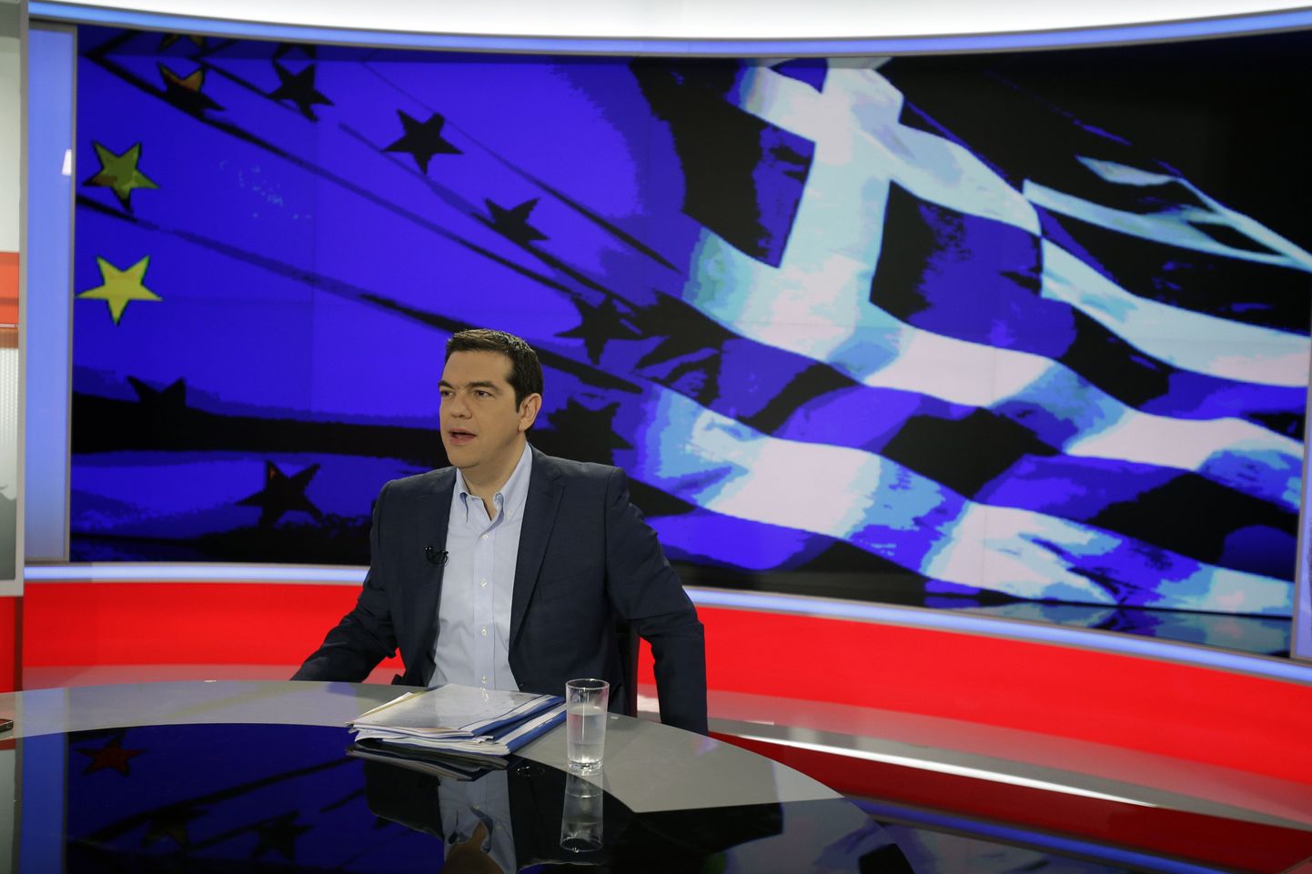 Kreeka peaminister Alexis Tsipras esmaspäeva õhtul televisioonis.