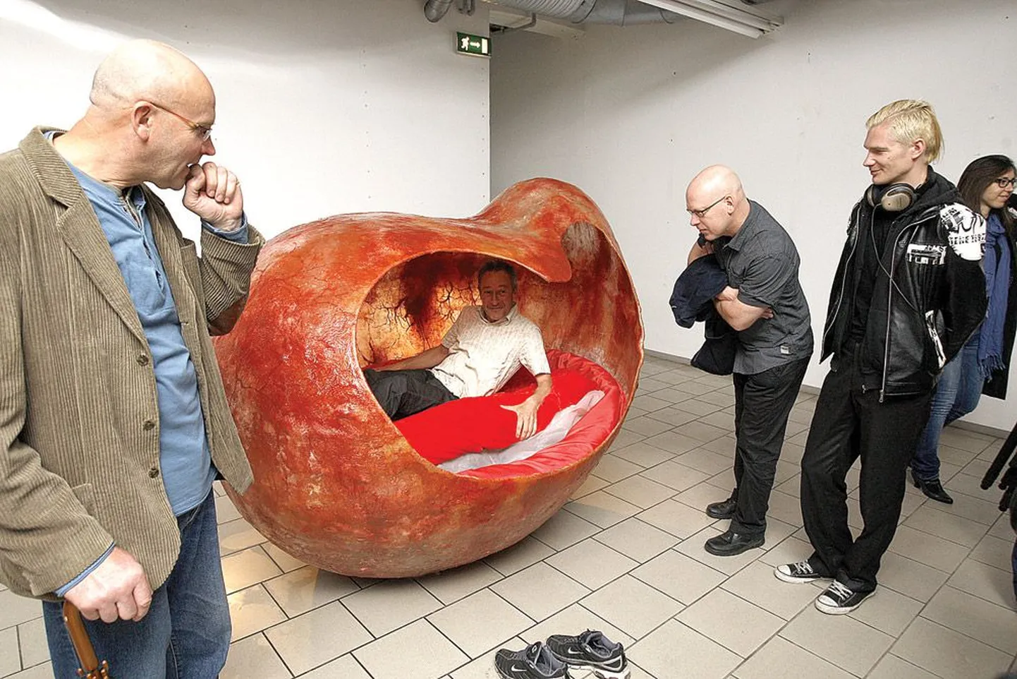 Kristina Viina skulptuuri «In utero. Turvatunderuumid» sisemust proovib Tartu Kõrgema Kunstikooli lõputööde kaitsmise komisjoni liige Christopher Hales, uudistavad kunstnikud Ahti Seppet (vasakult), Raivo Kelomees ja töö juhendaja Kiwa.