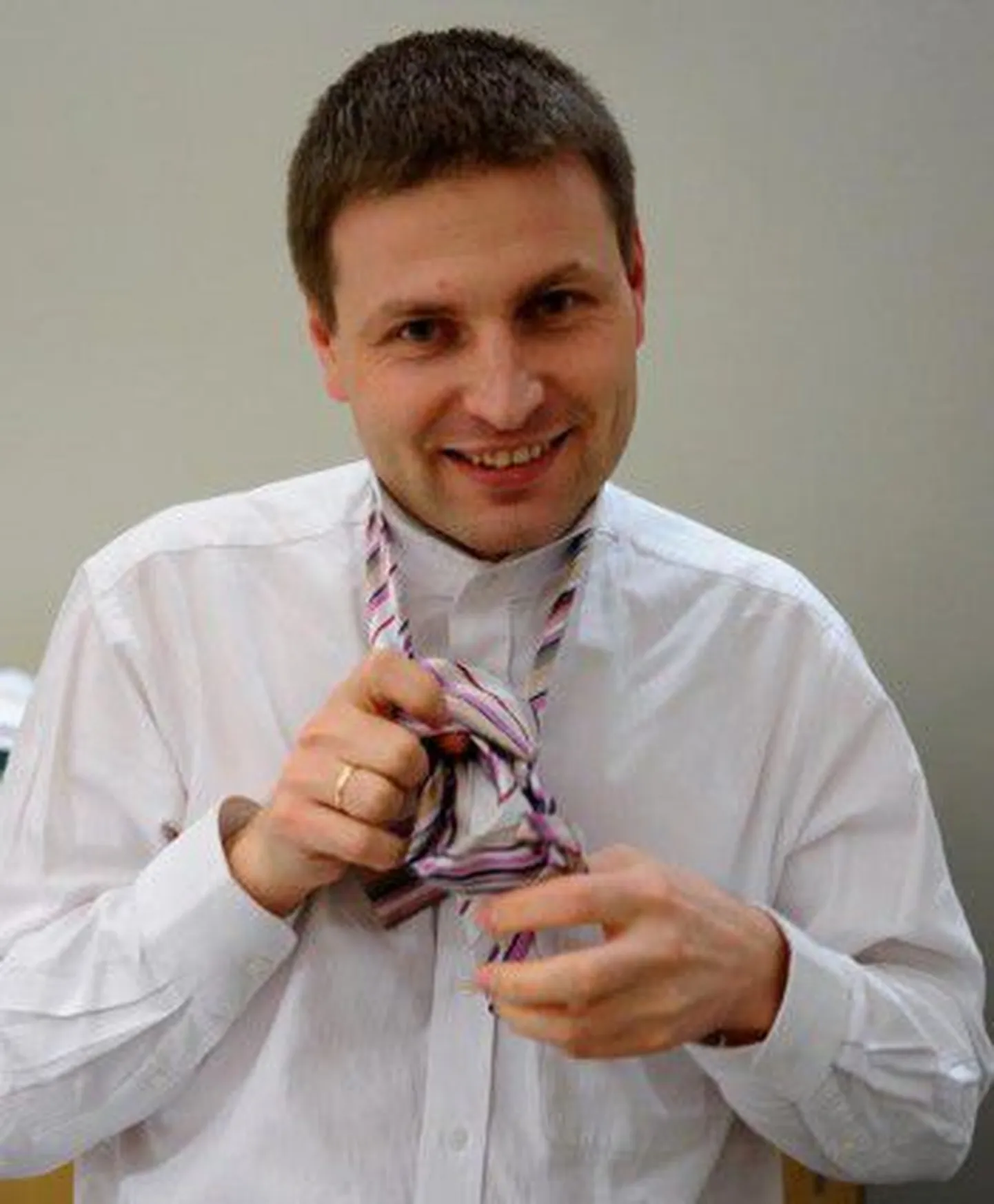 Ханно Певкур оптимизирует свой галстук.