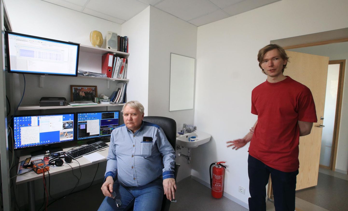 Tartu observatooriumi kosmosetehnoloogia osakonna juhtivinsener Viljo Allik (vasakul) ja nooremteadur Indrek Sünter hoiavad ESEO-l arvutite vahendusel pingsalt silma peal. 