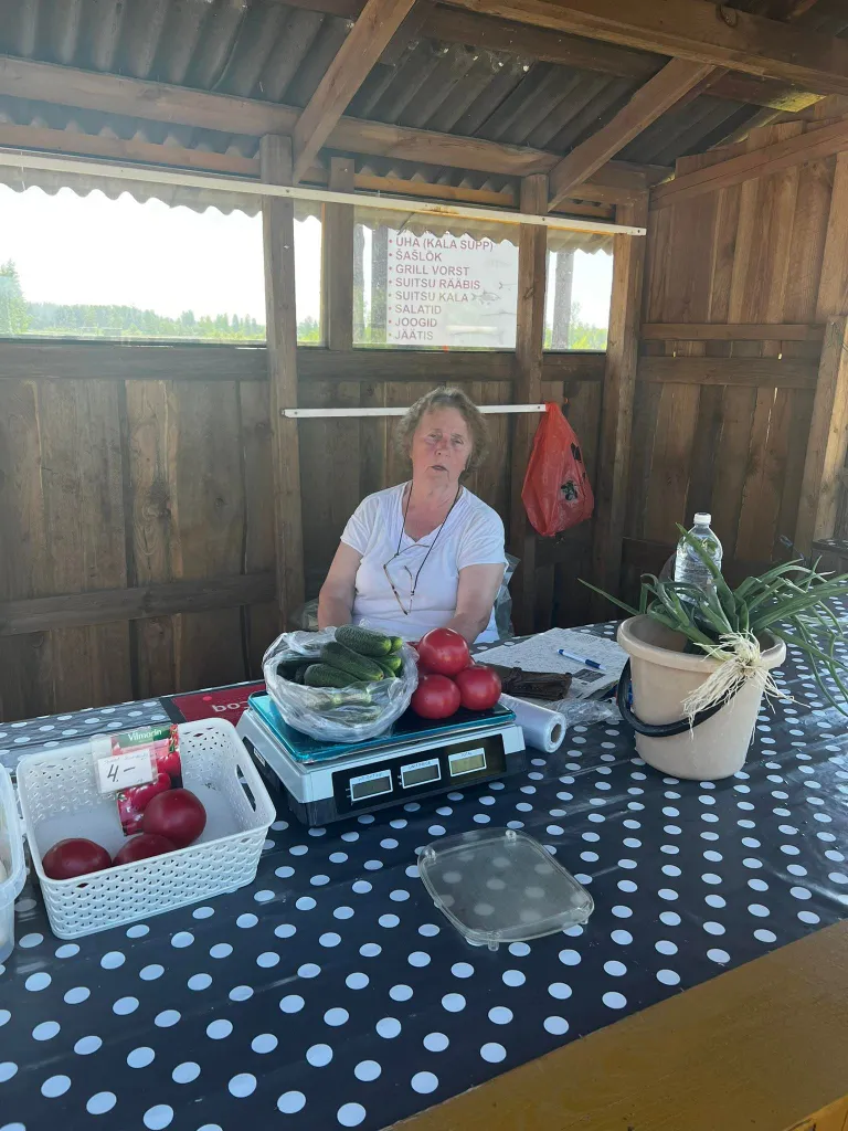 Aiasaadusi müüv Kauksi proua.