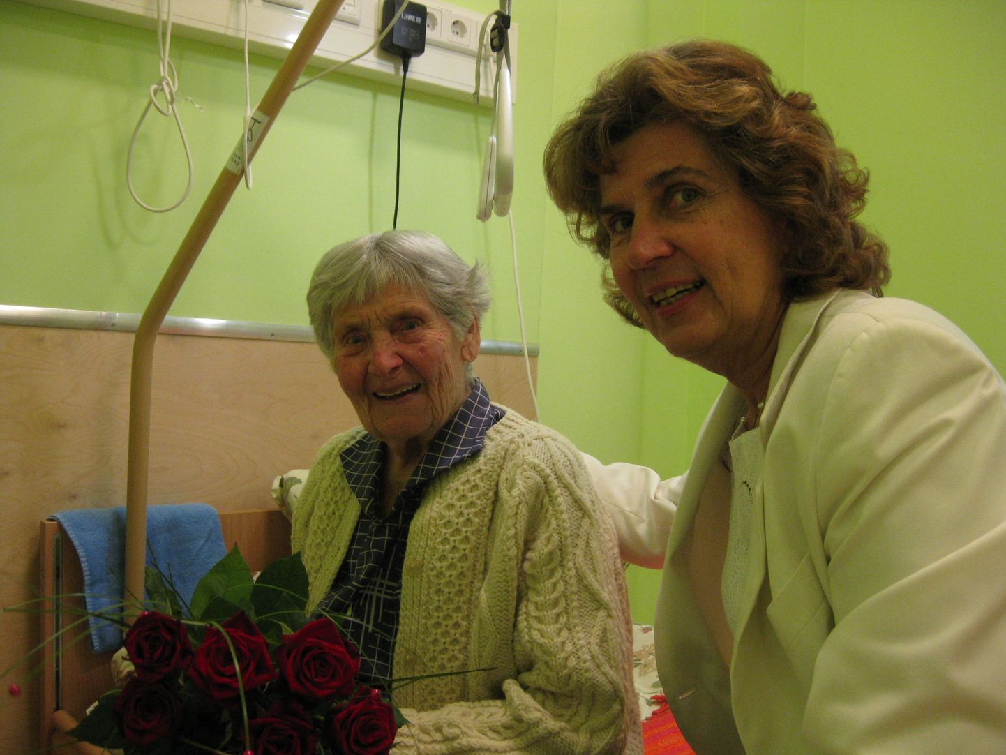 Pärnu vanimat elanikku Olga Mihhailovat käis õnnitlemas tema 104. sünnipäeval abilinnapea Jane Mets.