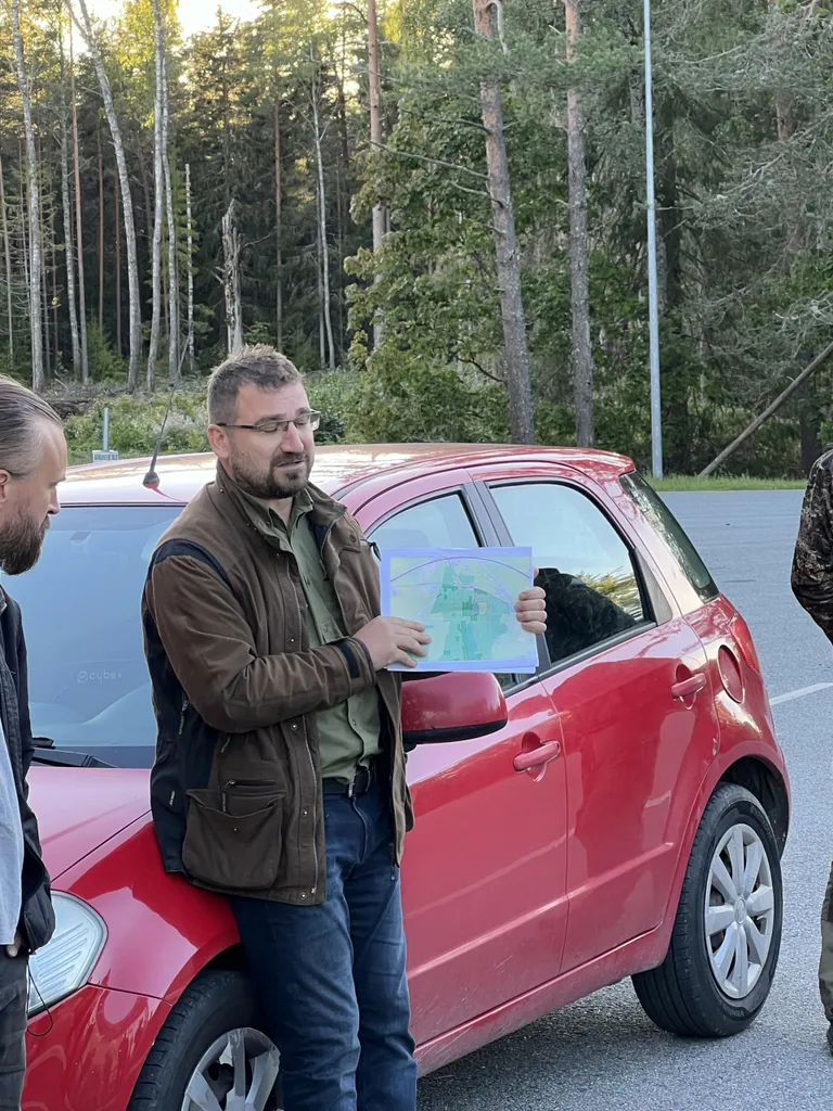 Lääne-Virumaa metskonna metsaülem Andres Lavrenov tutvustab KAH-ala puudutavale koosolekule tulnud inimestele eraldiste kaarti.