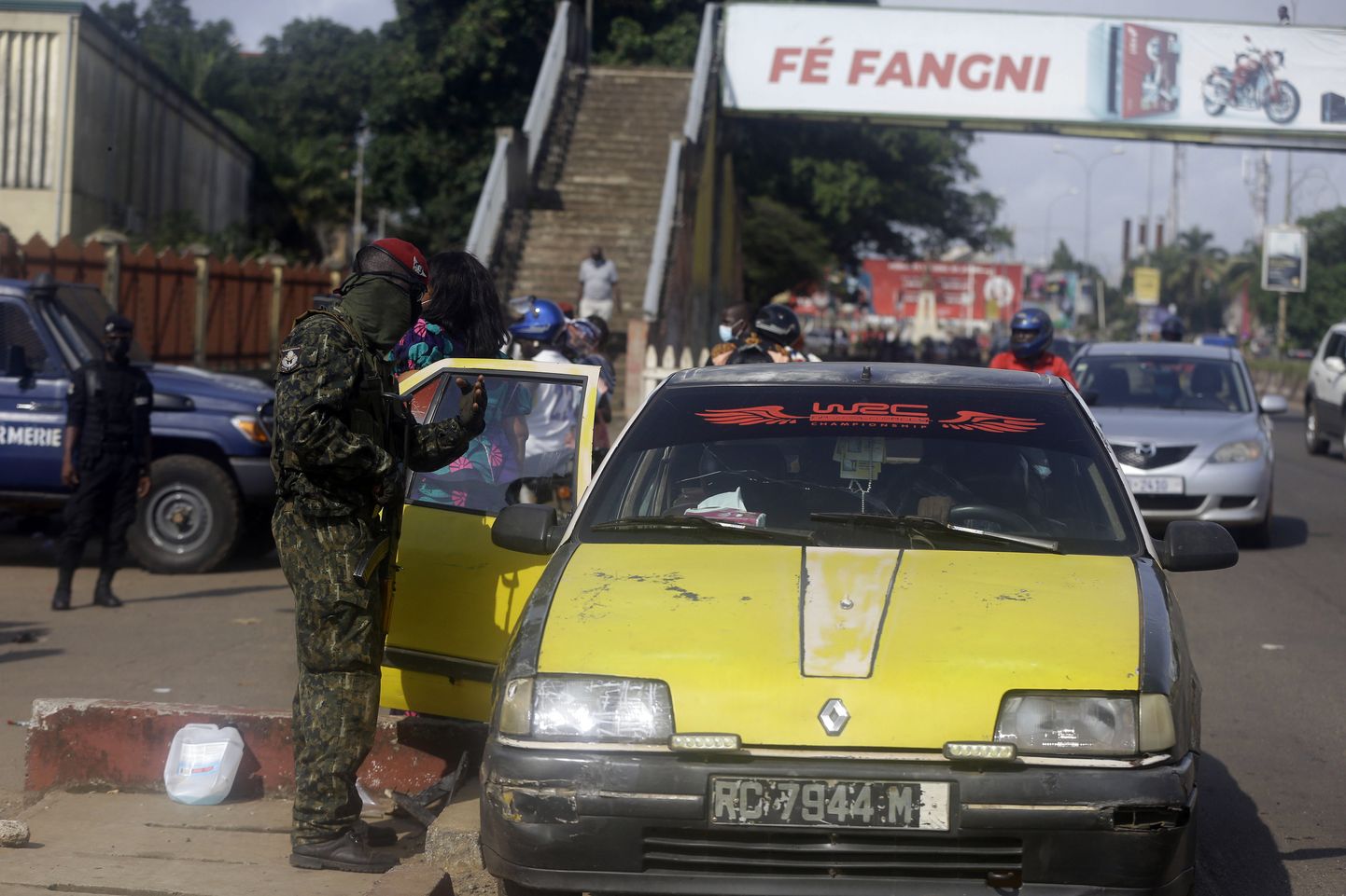 Sõjaväelased pealinnas Conakrys autosid kontrollimas.