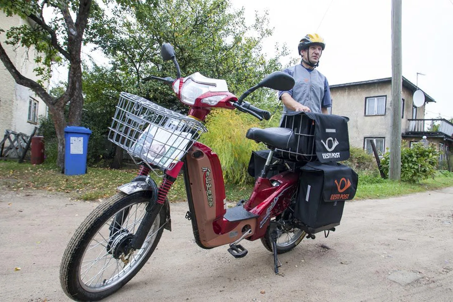 Kirjakandja Kaido Pung on elektrijalgrattaga rahul, ainult sadulat ei anna piisavalt kõrgele tõsta.