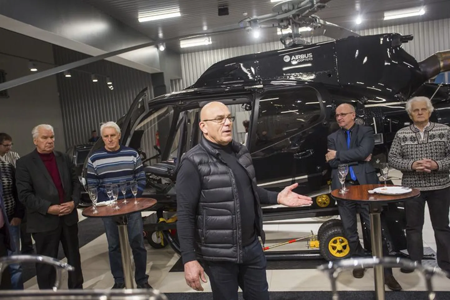 Eile tutvustas suurettevõtja Oleg Gross oma sõpradele ja tuttavatele Lepna tootmishoonete juurde rajatud angaaris hiljuti ostetud helikopterit.