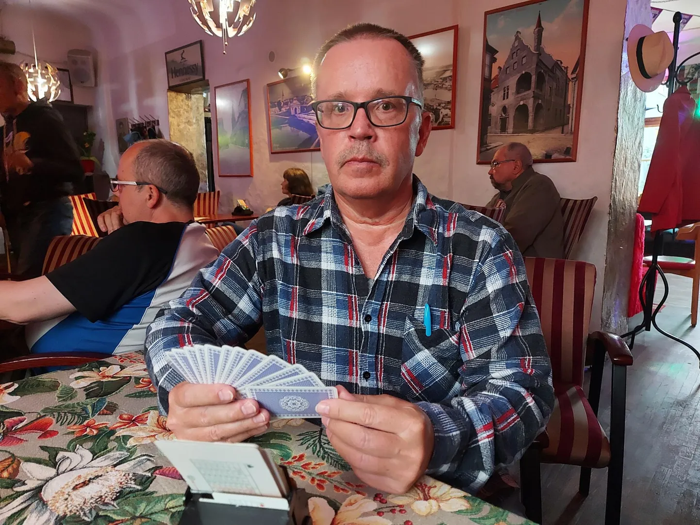Paljukordne Eesti kirimalemeister Raul Kukk saab auhinnakappi Pärnu individuaalsete bridžimeistrivõistluste kuldmedali. Arhiivifoto.