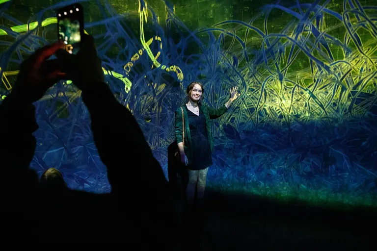 Näituse «teamLab. Hõljuvad õied igavikumeres» avamine Kumus.