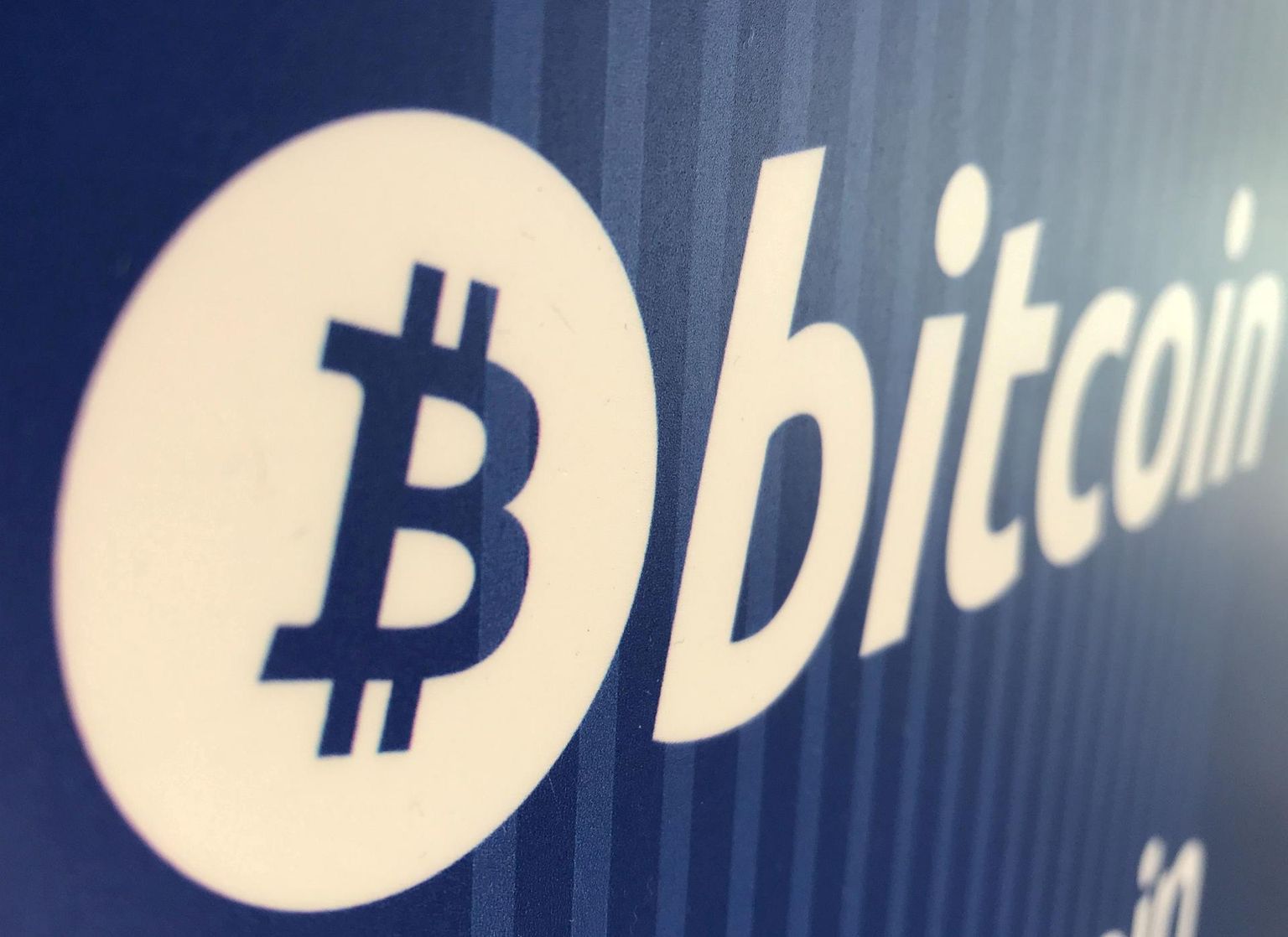 Bitcoin’i logo küberraha väljastaval pangaautomaadil Californias Santa Monicas.