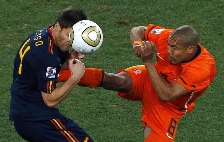 Xabi Alonso (vasakul) ja Nigel de Jong 2010. aasta MMi finaalmängus.