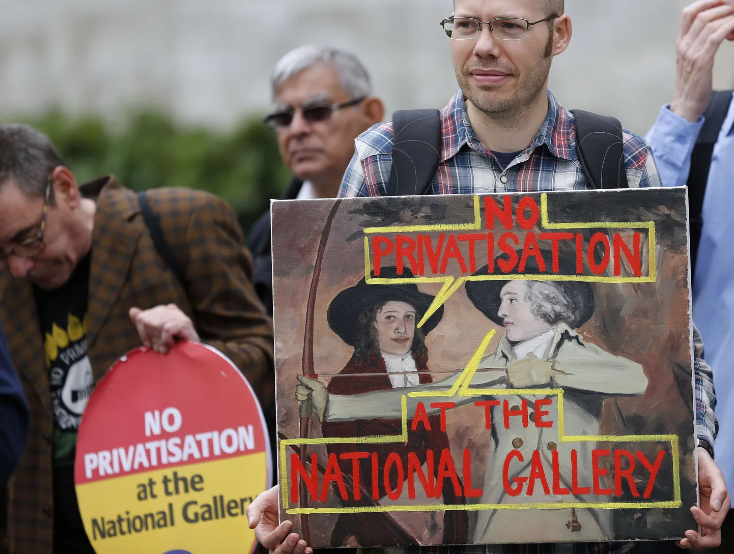 Сотрудники Национальной галереи в Лондоне бастует против приватизации.