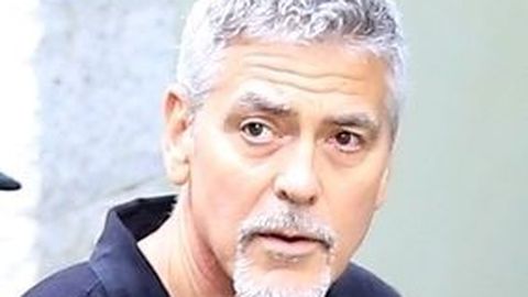Фото: папарацци поймали Джорджа Клуни с супругой впервые после рождения близнецов