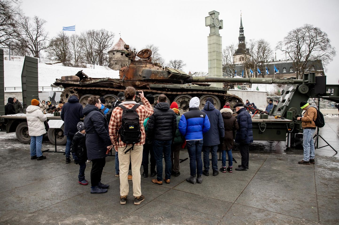 В Таллинне подбитый в Украине российский танк Т-72 установлен на площади Вабадузе, откуда его должны были повезти в Раквере, а потом в Йыхви.