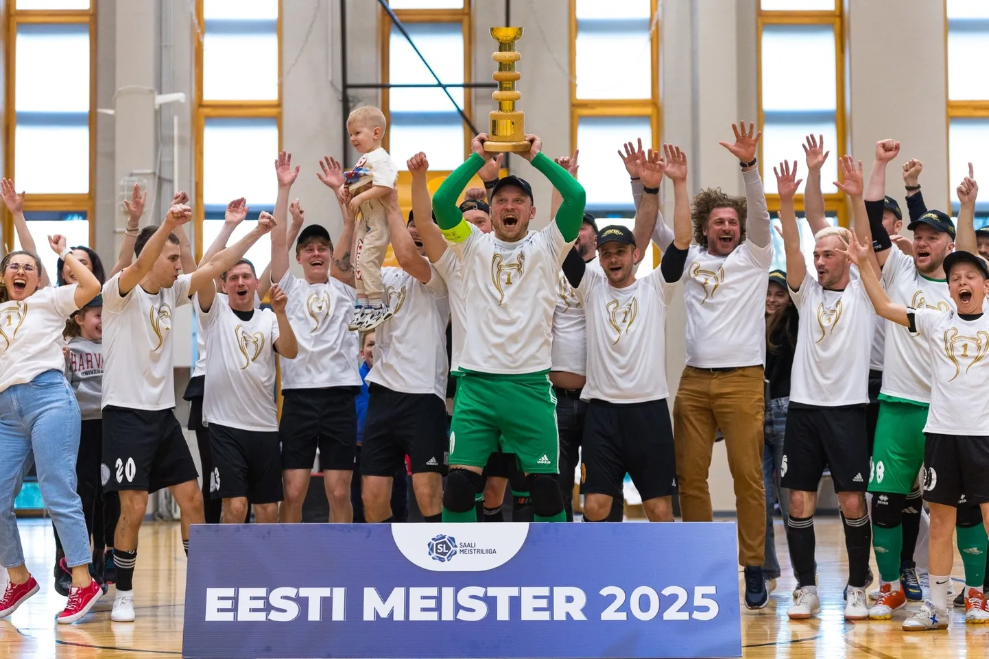 Tallinna FC Bunker Partner rõõmustab klubi ajaloo esimese Eesti meistritiitli üle. Finaalseerias alistati mängudega 3:0 Tartu Ravens.